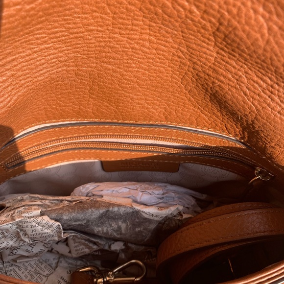 MICHAEL KORS Medium Bedford Tassel Convertible Bag. Very Gently used. - Picture 8 of 9